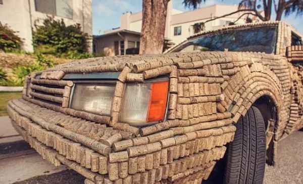 Biler dækket af kork