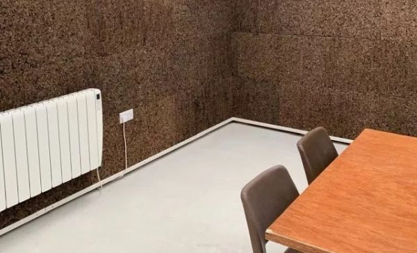 Hvordan lydisolerer man en væg fra en støjende nabo? Vælg kork!