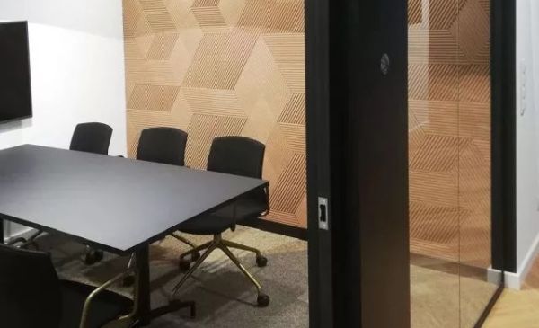 Hvordan forbedrer kork rumakustik?